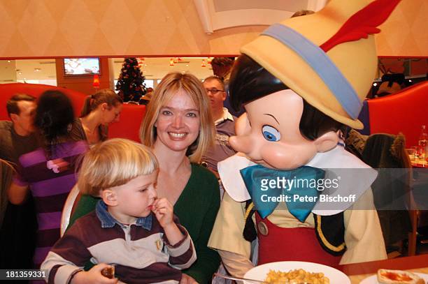Julia Biedermann, Sohn Julius Matthias Steffens, Disneyfigur "Pinocchio", Frühstück in "Mickeys Cafe", Eröffnung der Weihnachtssaison, "Disney...