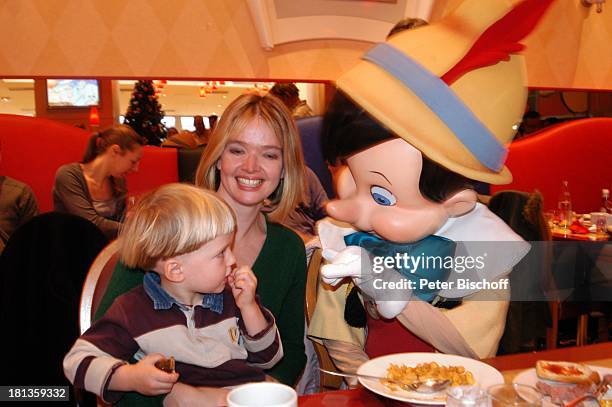 Julia Biedermann, Sohn Julius Matthias Steffens, Disneyfigur "Pinocchio", Frühstück in "Mickeys Cafe", Eröffnung der Weihnachtssaison, "Disney...