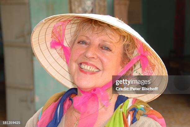 Marie-Luise Marjan, Besuch von P a t e n k i n d von M.-L. Marjan , Gesundheitszentrum von Tien Luc, Ngoen Village, Vietnam, Asien, Dorf, Strohhut,...
