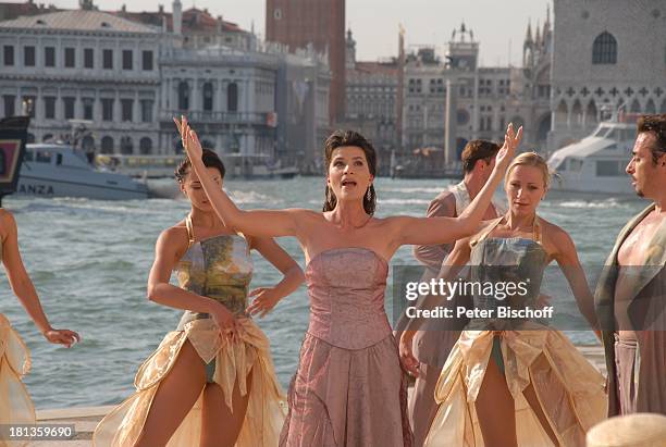 Kriemhild Jahn , Tänzerinnen vom MDR Deutsches Fernsehballett, Dreh zum Musikfilm "Eine Nacht in Venedig" mit K R I E M H I L D J A H N, Basilica San...