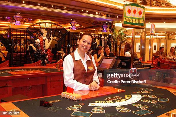 Croupiere im Casino am Black Jack-Tisch, "Freedom of the Seas" , Hamburg, Deutschland, Europa, ,