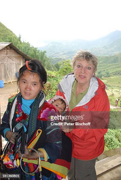Marie-Luise Marjan , einheimische Frau mit Baby, Besuch P A T E N K I N D von M.-L.Marjan, Sapa, Vietnam, Asien, Souvenirkauf, selbstgestickte...