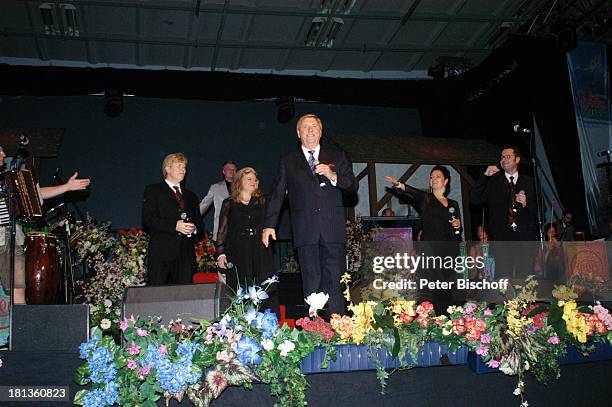 Moderator Karl Moik und Chorsänger David Lampl, Herlinde Lindner, Judit Pixner, Peter Schiefer , Tournee "Servus K A R L M O I K - Die große...