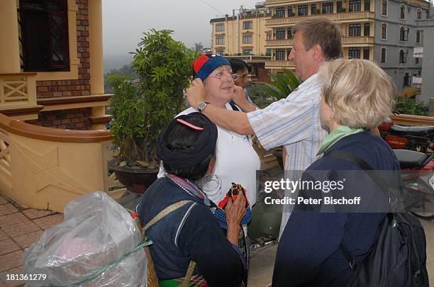 Marie-Luise Marjan, Producer Heiko Schäfer , Marianne Monika Raven , Besuch P A T E N K I N D von M.-L.Marjan, Ban Ue, Vietnam, Asien, Mütze, Kappe,...