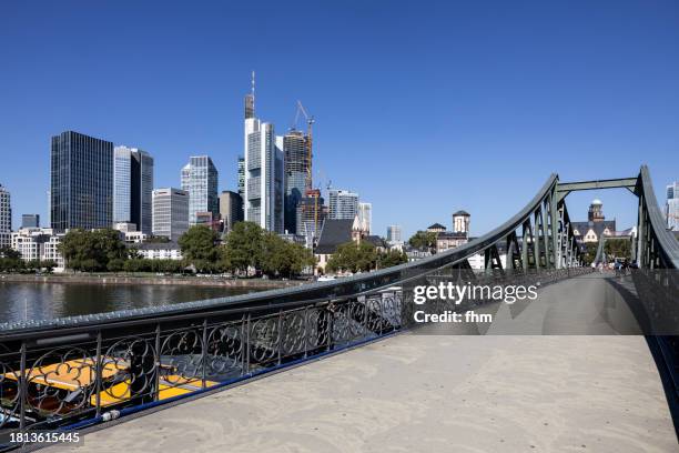 frankfurt/ main skyline with historic bridge "eiserner steg" (hesse, germany) - ponte pedonal imagens e fotografias de stock