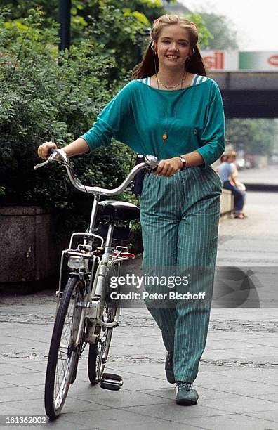 Julia Biedermann , Fahrrad schieben, Berlin, Deutschland, Europa,Teenager, Jugendfoto, Schauspielerin, ;