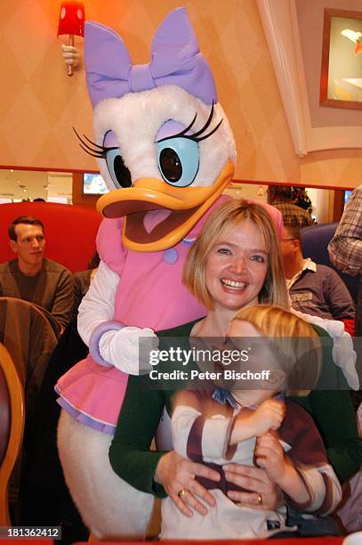 Julia Biedermann, Sohn Julius Matthias Steffens, Disneyfigur "Daisy Duck", Frühstück in "Mickeys Cafe", Eröffnung der Weihnachtssaison, "Disney...