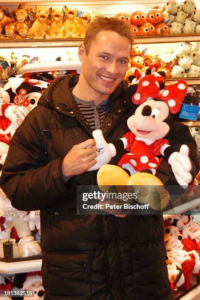 Branco Vukovic, Disneyfigur "Minnie Maus" als Zauberer, Eröffnung der Weihnachtssaison, "Disneyland Resort Paris", Frankreich, Europa, Freizeitpark,...