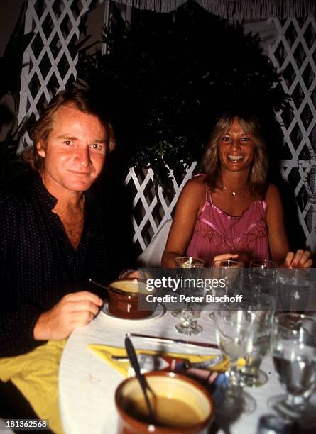 Fritz Wepper, Freundin Prinzessin Angela von Hohenzollern, Urlaub auf Barbados, Barbados, Karibik, , Glas, Abend-Essen, Feier, Fest, Schauspieler,...