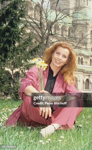 Senta Berger, Stadtbummel neben den Dreharbeiten zur WDR-Serie "Die Priwalowschen Millionen", Sofia, Bulgarien, Europa, , Narzissen, Osterglocke,...