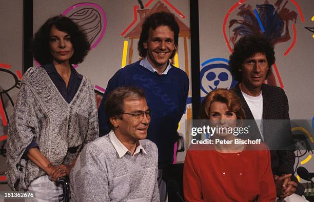 Senta Berger, Georg Kostya , Eberhard Schoener , dessen Ehefrau Stefanie Schoener , Fritz Egner , ARD-Quiz-Show "Dingsda", München, Deutschland, ,...