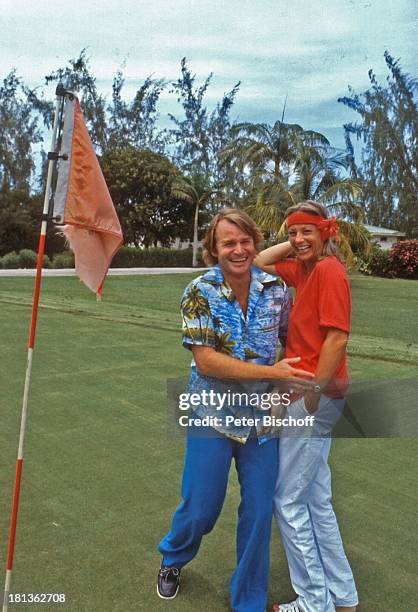 Fritz Wepper, Freundin Prinzessin Angela von Hohenzollern, Urlaub auf Barbados, Barbados, Karibik, , Hawaii-Hemd, Golfplatz, Loch, Fahne,...