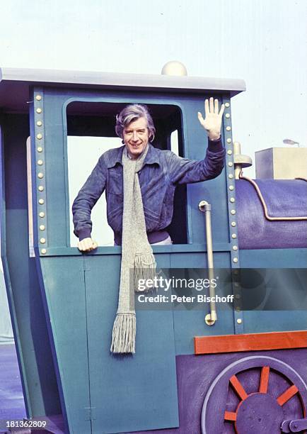 Rudi Carrell als Zugschaffner, Vorab-Fotos zur ARD-Show "Am laufenden Band", Folge: "Bahnhof", Bremen, Deutschland, , Dampf-Lokomotive, Modell,...