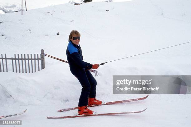 Fritz Wepper, Urlaub in der Schweiz, Engelberg, Schweiz, Europa, , Winter, Schnee, Berge, Skianzug, Winteranzug, Ski, Skier, Skistöcke, laufen,...