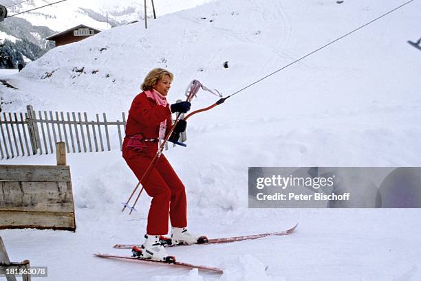 Angela Wepper, Ehefrau von F r i t z W e p p e r, Urlaub in der Schweiz, Engelberg, Schweiz, Europa, , Winter, Schnee, Berge, Skianzug, Winteranzug,...