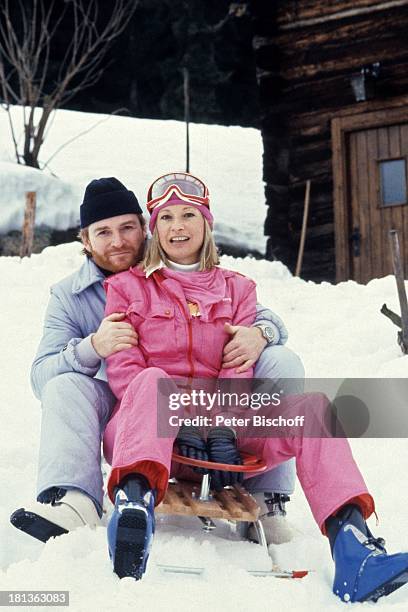 Fritz Wepper, Ehefrau Angela Wepper, Skiurlaub, Tirol, Österreich, , Schnee, Winter, Schlitten, Mütze, Skianzug, Ski-Overall, rodeln, Skibrille,...