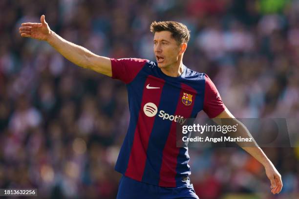 Robert Lewandowski of FC Barcelona reacts during the LaLiga EA Sports match between Rayo Vallecano and FC Barcelona at Estadio de Vallecas on...