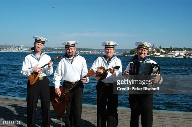Sänger vom "Marinechor der Schwarzmeerflotte", Matrosen, Sevastopol, Ukraine, , Prod..-Nr.: 1496/2006, Uniform, Wasser, See, Stadt, Balalaika,...