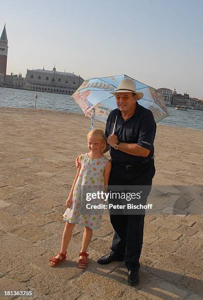 Ralph Siegel, junger Fan, Dreh zum Musikfilm "Eine Nacht in Venedig" mit K R I E M H I L D J A H N, Basilica San Giorgio Maggiore , im Hintergrund:...