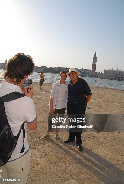 Ralph Siegel, junge Fans, Dreh zum Musikfilm "Eine Nacht in Venedig" mit K R I E M H I L D J A H N, Basilica San Giorgio Maggiore , im Hintergrund:...