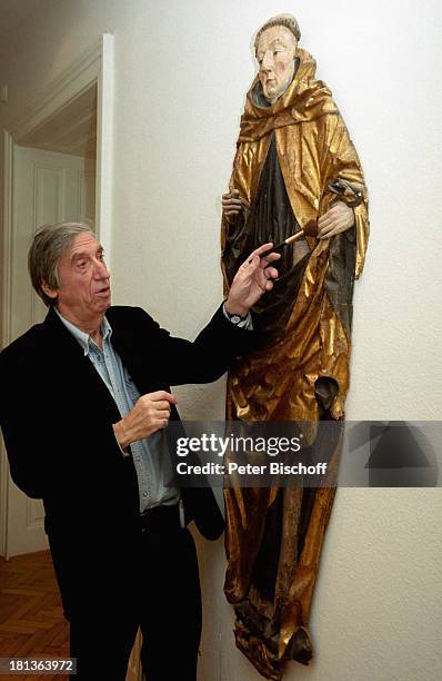 Herbert Fux, Homestory, Wien, ; sterreich, Wandfigur, Pinsel, abstauben, Mönch, Schauspieler, TP,