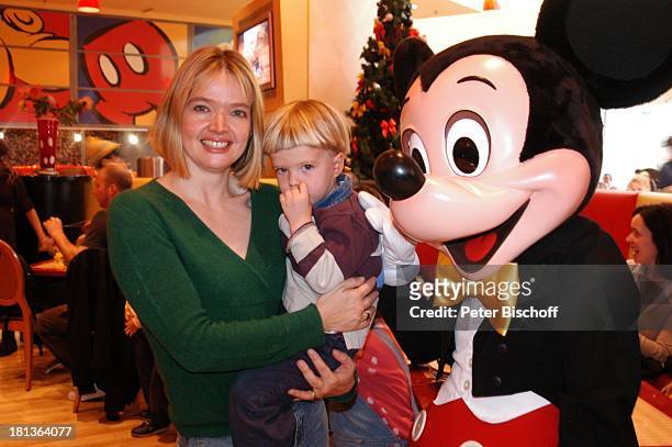 Julia Biedermann, Sohn Julius Matthias Steffens, Disneyfigur "Mickey Maus", Frühstück in "Mickeys Cafe", Eröffnung der Weihnachtssaison, "Disney...
