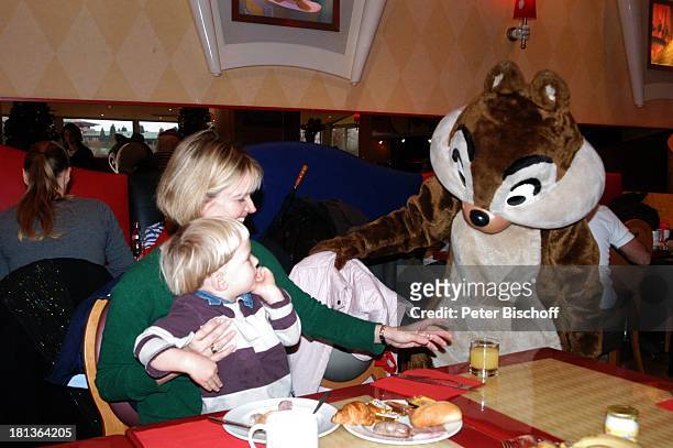 Julia Biedermann, Sohn Julius Matthias Steffens, Disneyfigur "A-Hörnchen und B-Hörnchen", Frühstück in "Mickeys Cafe", Eröffnung der...