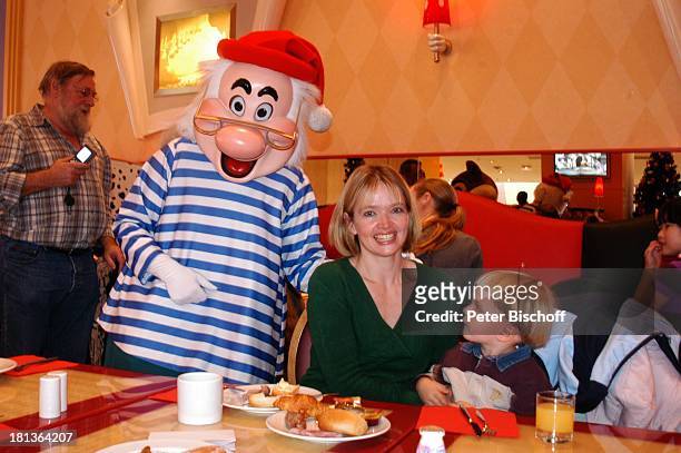 Julia Biedermann, Sohn Julius Matthias Steffens, Disneyfigur Gehilfe von "Kaptain Hook", Frühstück in "Mickeys Cafe", Eröffnung der Weihnachtssaison,...