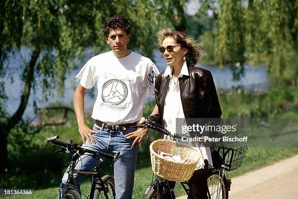 Monika Peitsch , Sohn Philipp Christopher , Deutschland, Europa, Fahrrad, Stehend, Fahren, Fahrradkorb, Sonnenbrille, Mutter, Kind, Junge, Familie,...