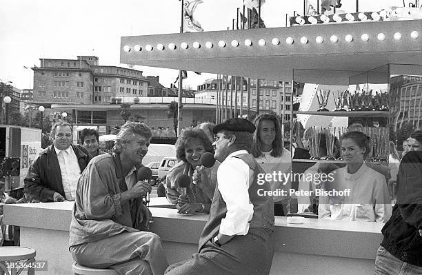 Alida Gundlach , Carlo von Tiedemann , Dr. Günter Willumeit , Servicekräfte, Gäste, NDR-Show "Die aktuelle Schaubude", Hamburg, Deutschland, Europa,...