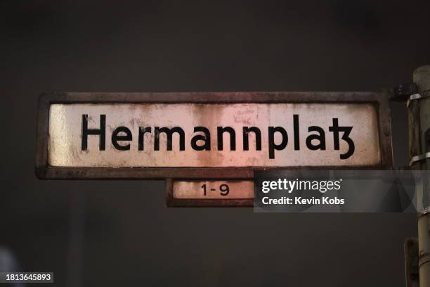 street sign of the square "hermannplatz" at night in berlin, germany. - europa mythological character stock-fotos und bilder