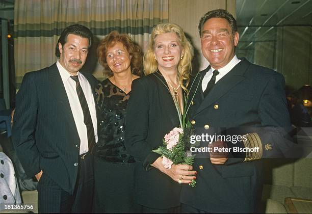 Margot Werner , Ehemann Jochen Litt , Kapitän Uwe Bech , Gast , Kreuzfahrt von Vancouver nach Anchorage, "MS Europa", Alaska, USA, Nordamerika,...