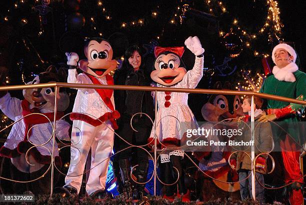 Shannen Doherty , kleiner Junge, Micky Maus, Minnie Maus, A-Hörnchen und B-Hörnchen, Disney-Mitarbeiter als Weihnachts-Wichtel, Eröffnung der...