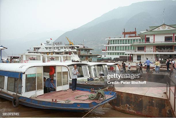 Schiffe, Fluss Jangtse , Kreis Wushan, Stadt Chongqing, Volksrepublik China, Asien, Rundreise, Reise, Flusskreuzfahrt, Boote, Gewässer, Berge,...