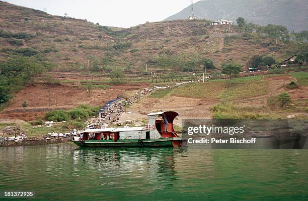 Schiff, Fluss Jangtse , Kreis Wushan, Stadt Chongqing, Volksrepublik China, Asien, Rundreise, Reise, Gewässer, Berge, Gebirge, Landschaft, Boot,...