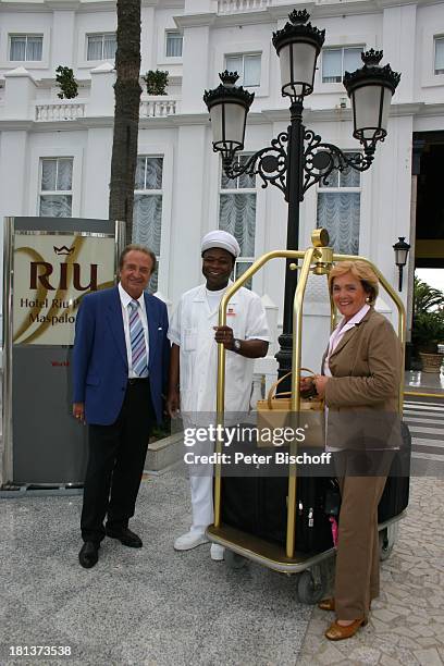 Günter Wewel, Ehefrau Gisela, Mustafa , 4-Sterne-Hotel "Riu Palace Maspalomas", Playa del Ingles, Insel Gran Canaria, Kanaren, Spanien, Europa,...