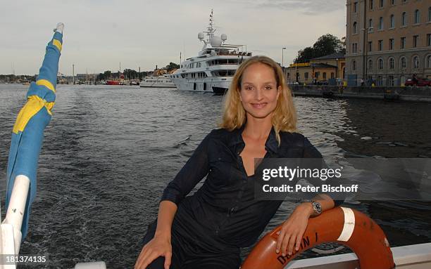 Lara-Joy Körner , im Hintergrund Luxus-Yacht, Stadtbummel neben den Dreharbeiten zum Inga Lindström-Film, Folge 31 "Das Herz meines Vaters",...