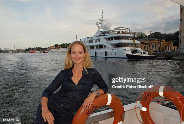 Lara-Joy Körner , im Hintergrund Luxus-Yacht, Stadtbummel neben den Dreharbeiten zum Inga Lindström-Film, Folge 31 "Das Herz meines Vaters",...