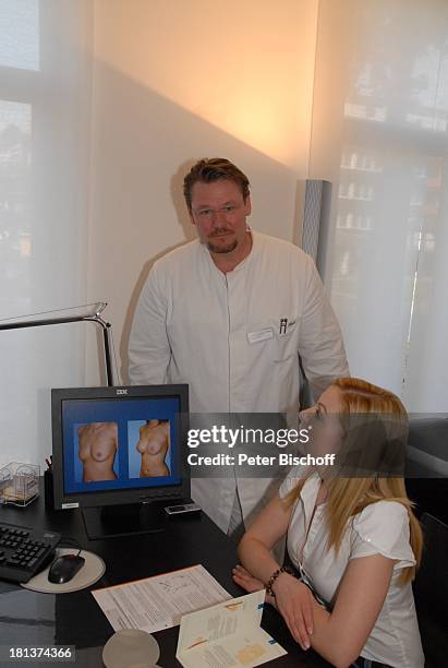 Dr. Med. Alexander P. Hilpert , Mitarbeiterin, Voruntersuchung für Brust-OP , Kaiserberg Klinik, Duisburg, Nordrhein-Westfalen, Deutschland, Europa,...