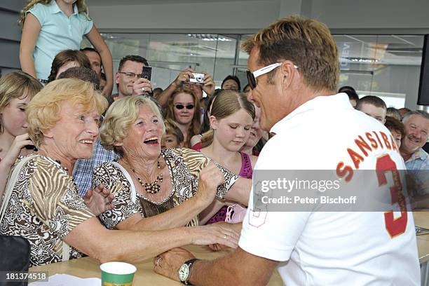 Dieter Bohlen, weibliche Fans , Autogrammstunde mit Dieter Bohlen anläßlich Eröffnung Autohaus "Dello GmbH und Co.KG", Bremen, Deutschland, Europa,...