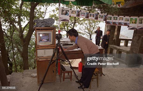 Einheimischer Fotograf, "Lushan-Gebirge", Provinz Jiangxi, China, Asien, F l u s s k r e u z f a h r t, Landgang, Rundreise, Computer, PC,...