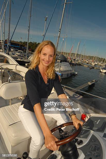 Lara-Joy Körner, an Bord einer Yacht, Yacht-Hafen, Bullandö, neben den Dreharbeiten zum Inga Lindström-Film, Folge 31 "Das Herz meines Vaters",...
