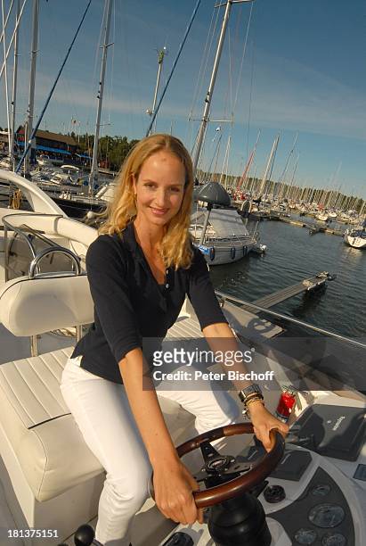 Lara-Joy Körner, an Bord einer Yacht, Yacht-Hafen, Bullandö, neben den Dreharbeiten zum Inga Lindström-Film, Folge 31 "Das Herz meines Vaters",...