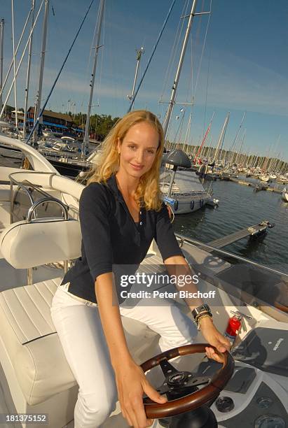 Lara-Joy Körner, an Bord einer Yacht, Yacht-Hafen, Bullandö, neben den Dreharbeiten zum Inga Lindström-Film, Folge 31 "Das Herz meines Vaters",...