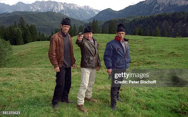 Klaus Löwitsch , Julian Weigend , Robert Samel, ZDF-Film "Die Bergwacht", Garmisch-Partenkirchen, Bayern, Deutschland, Europa, Mütze, Waffe, Pistole,...