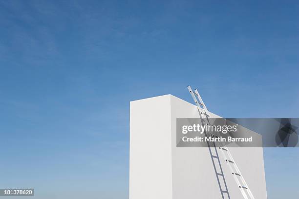 escada contra a parede branca ao ar livre - ladder imagens e fotografias de stock