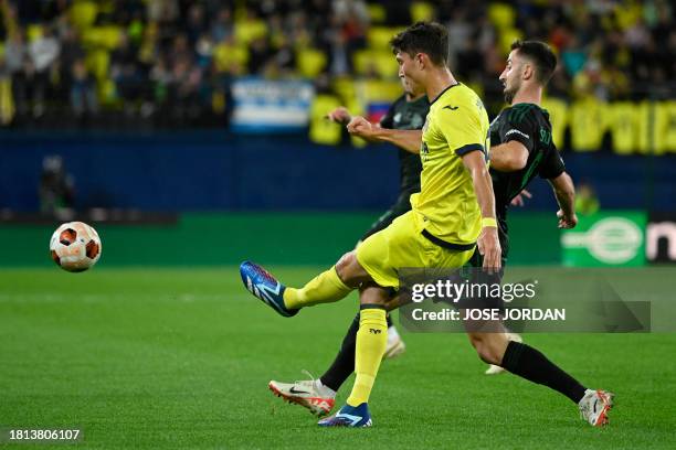 Villarreal's Spanish defender Jorge Cuenca vies with Panathinaikos' Slovenian forward Andraz Sporar during the UEFA Europa League first round group F...