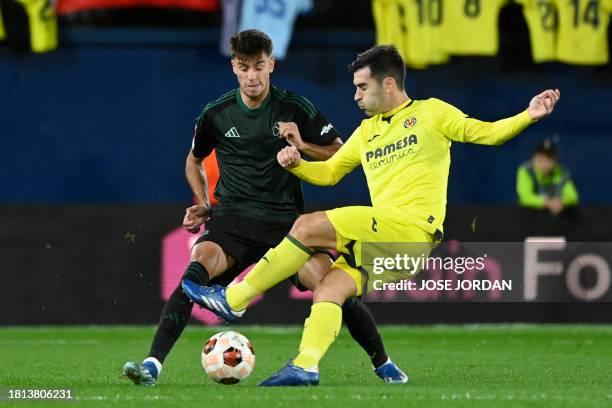 Panathinaikos' Greek defender Georgios Vagiannidis vies with Villarreal's Spanish midfielder Manuel Trigueros during the UEFA Europa League first...