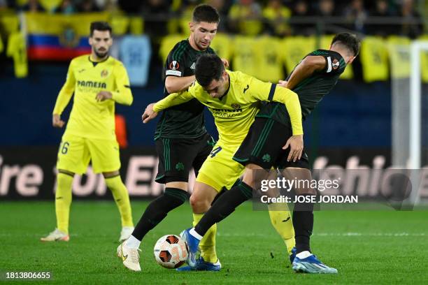 Villarreal's Spanish midfielder Manuel Trigueros is challenged by Panathinaikos' Greek defender Georgios Vagiannidis and Panathinaikos' Slovenian...