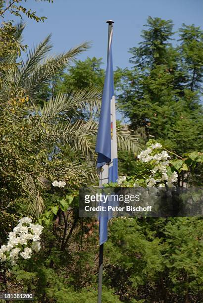 Flagge im Garten der Villa von Henriette von Bohlen und Halbach , Homestory, Villa "Bled Targui", Marrakesch, Marokko, Nordafrika, Afrika, Residenz,...
